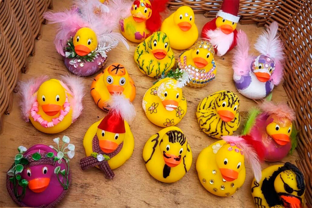 Kylpyankkoja värikkäästi tuunattuna