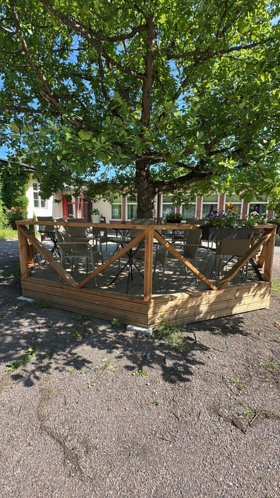 Kuvassa Lounasravintola Rinteen kesäterassi Högforsin ruukkialueella.