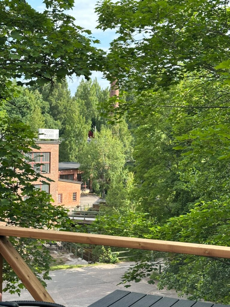 Kuvassa näkyy Högforsin ruukin punatiilirakennuksia ja luontoa.